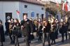 Orkiestra maszeruje przez miasto